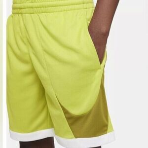 NWT NIKE Boys Green Basketball Shorts with Pockets Drawstring- Size XS
